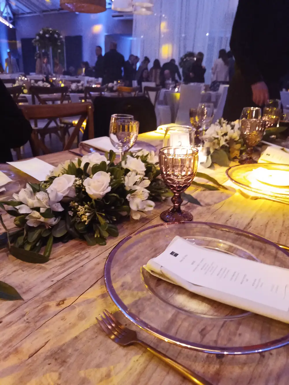 Mesa con flores blancas, copas y velas