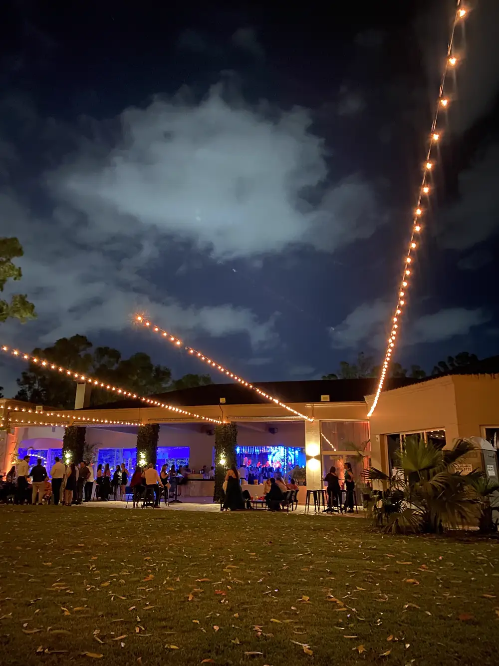 Patio con guirnaldas de luz